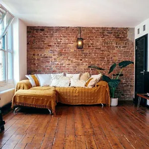 lunar-bliss-unique-apartment-in-shoreditch.brighton-hotels-england.com/